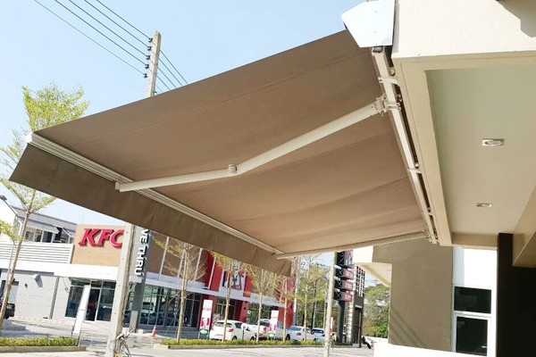04-retractable-awnings22267F49-3D25-AD79-0193-D6263B1660DB.jpg
