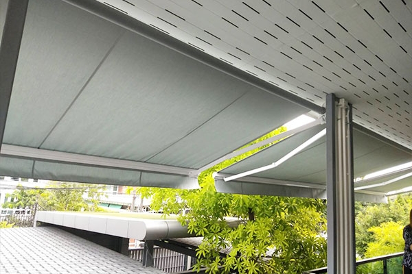 124-retractable-awnings85D67CD4-6D7C-F1F5-1B99-BD28D3BCA577.jpg