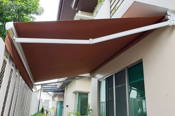 139-retractable-awnings711418D9-F5AD-2B20-5792-BE872C6EBF3A.jpg